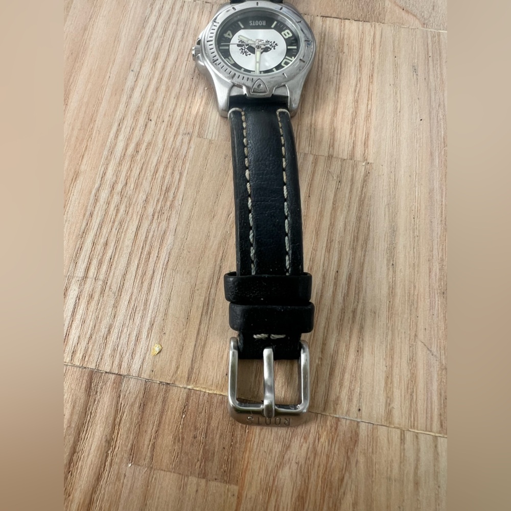 Roots Canada ladies silver tone black leather logo watch NEW BATTERY - Picture 3 of 10